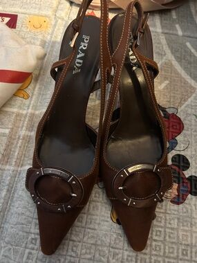 Prada Brown Pointed Toe Slingback Pumps with Decorative Buckle. Price it’s firm